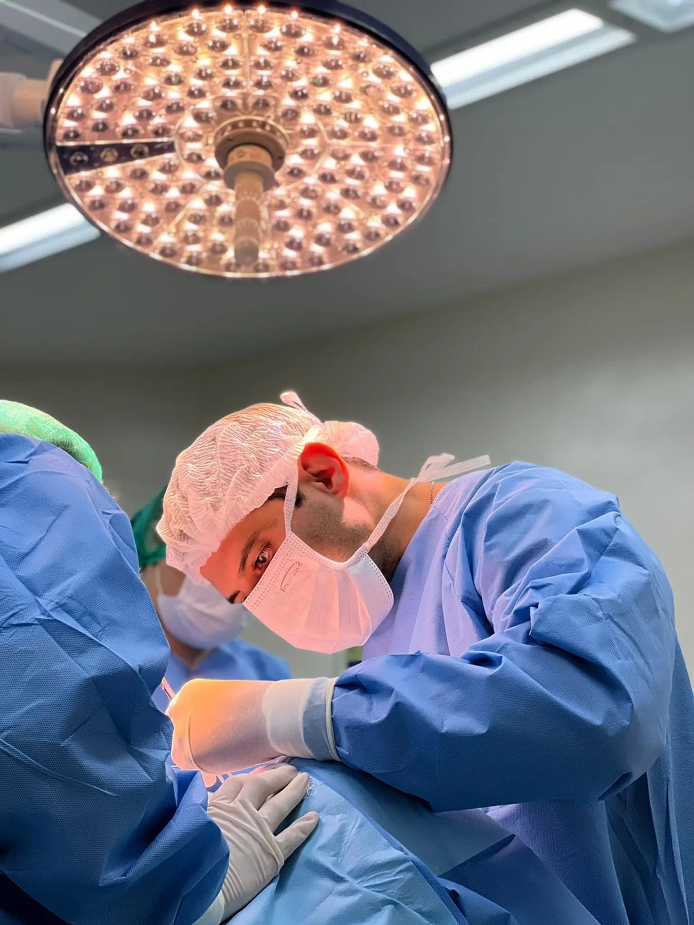 Dr. Guilherme Lima, cirurgião bucomaxilofacial no Rio de Janeiro, em ambiente cirúrgico