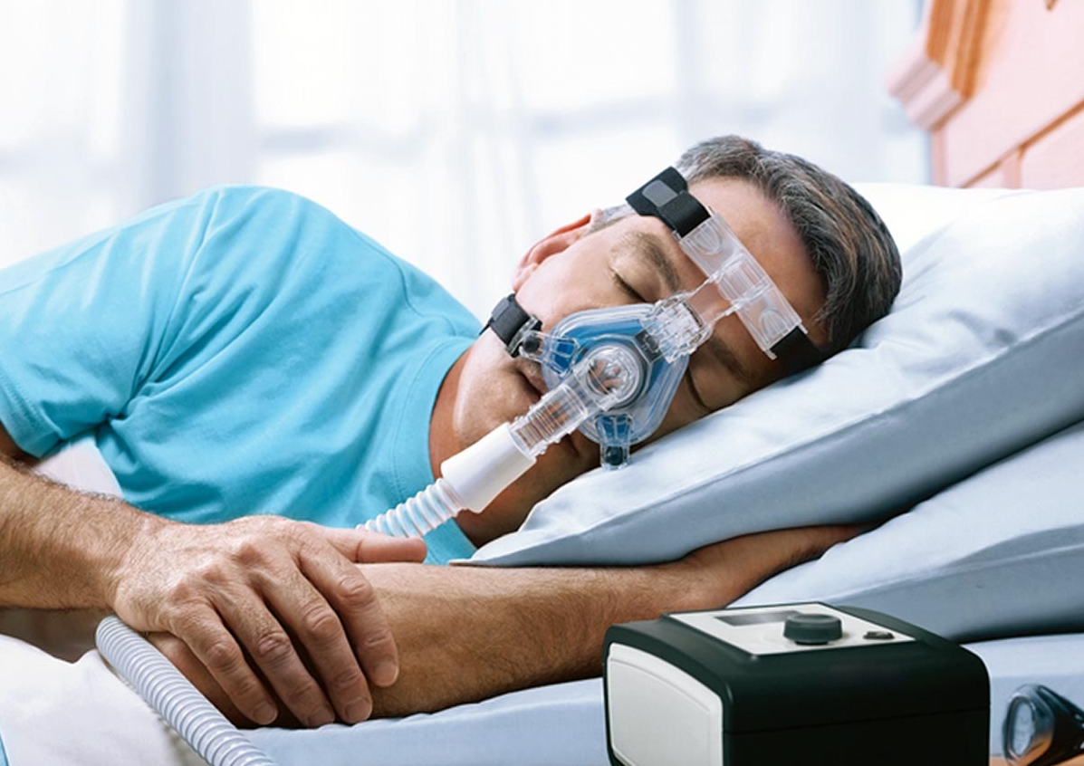 Paciente utilizando máscara de CPAP durante o sono